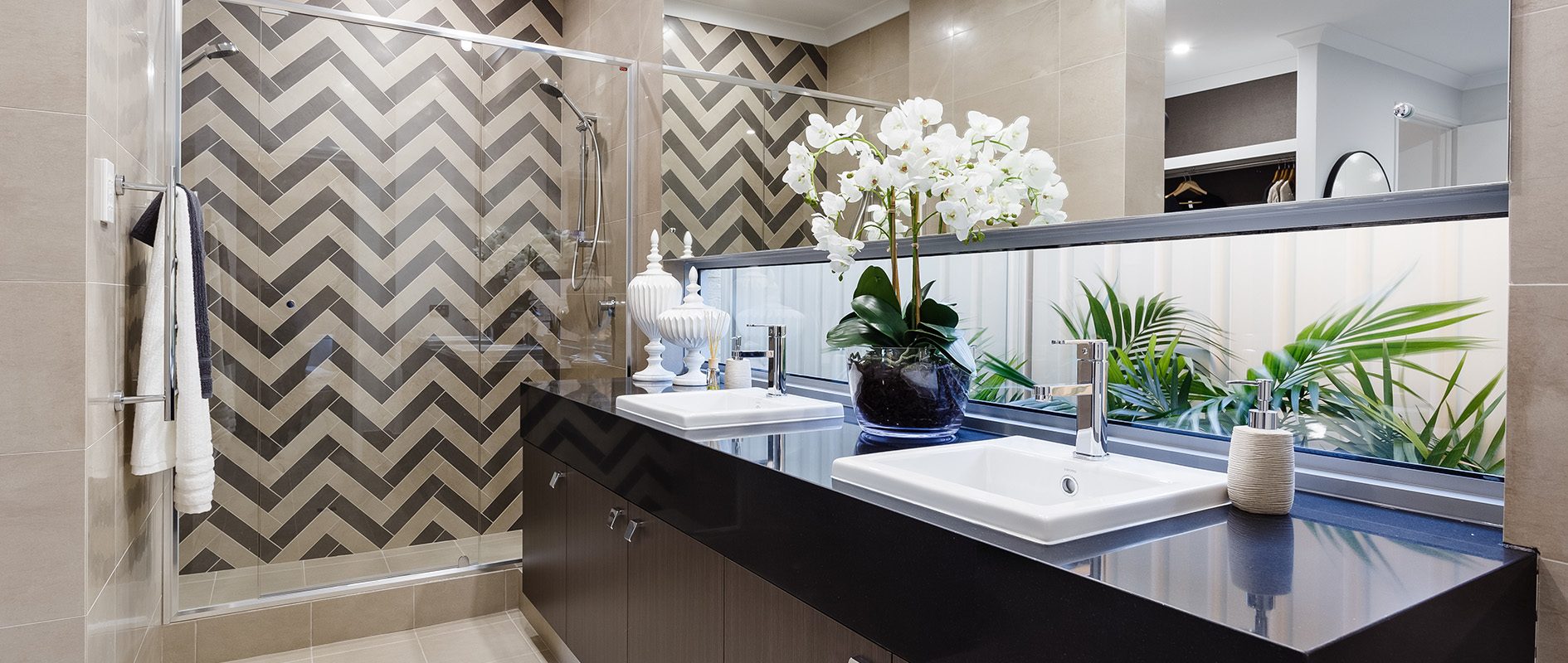Ventura Display Shower and Mirror Golden Bay